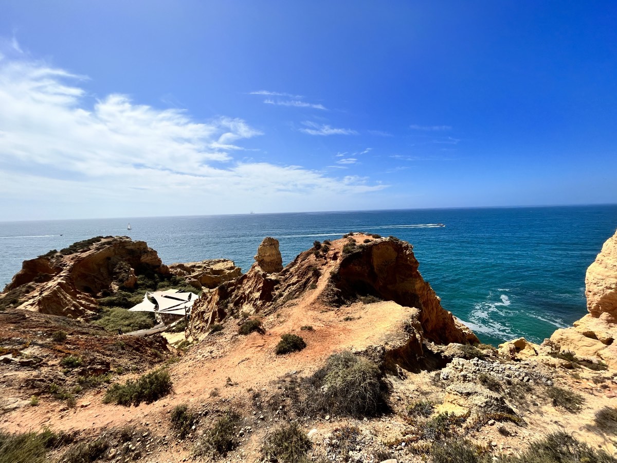 Les falaises ocre plongeant dans l'Atlantique
