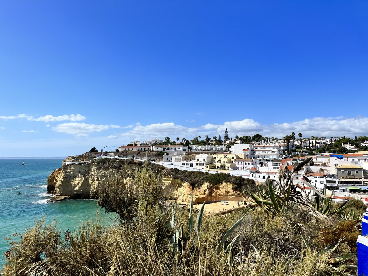 Le village de Carvoeiro accroché à ses falaises