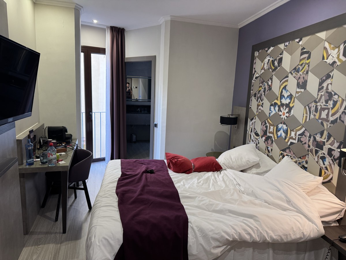La chambre — de l'eau en bouteille, et pas grand-chose d'autre
