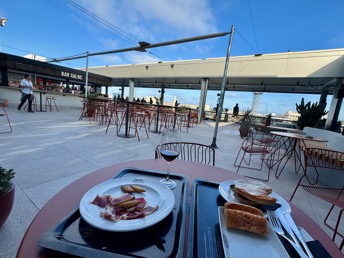 Le rooftop rouvert : jamón, pa amb tomàquet et un verre, pendant que la ville reste sans courant