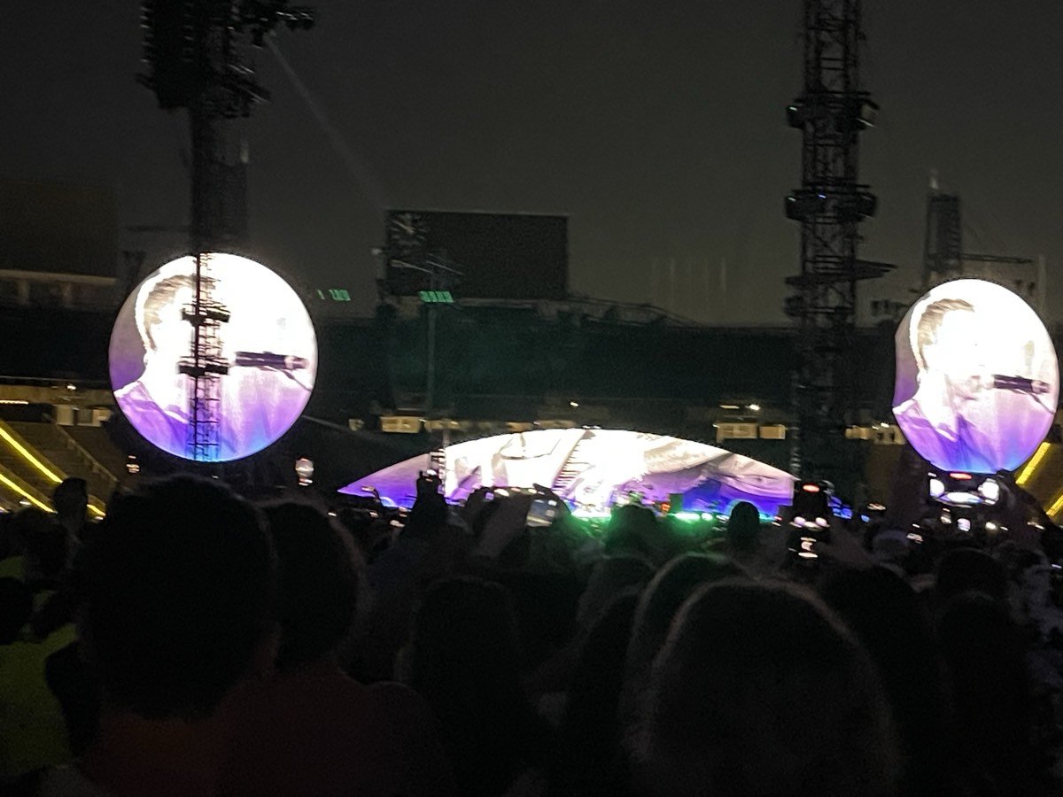 Le stade olympique se remplit avant le concert