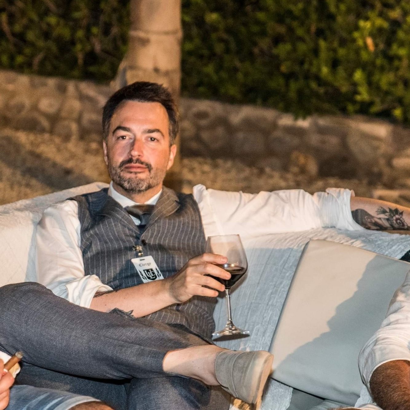 Soirée à la villa, verre à la main