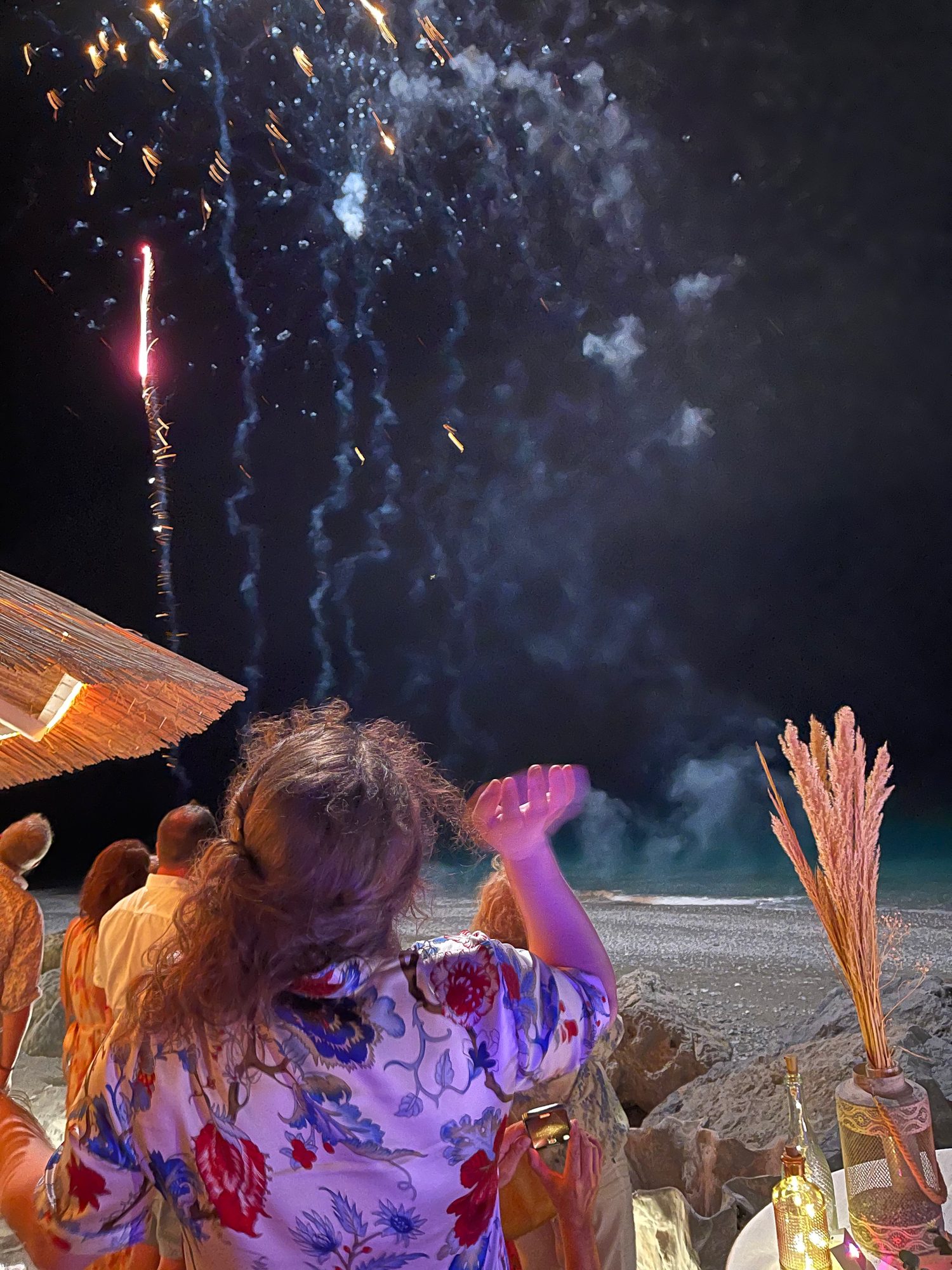Feu d'artifice sur la plage pour clôturer la soirée de mariage