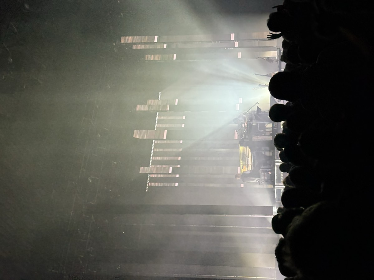 Sur scène, entre piano et colonnes de lumière