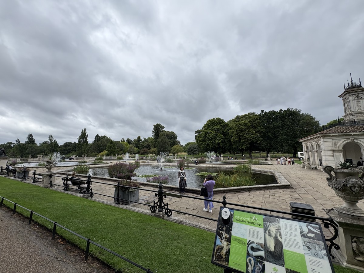 Les Italian Gardens de Kensington sous le ciel de Londres