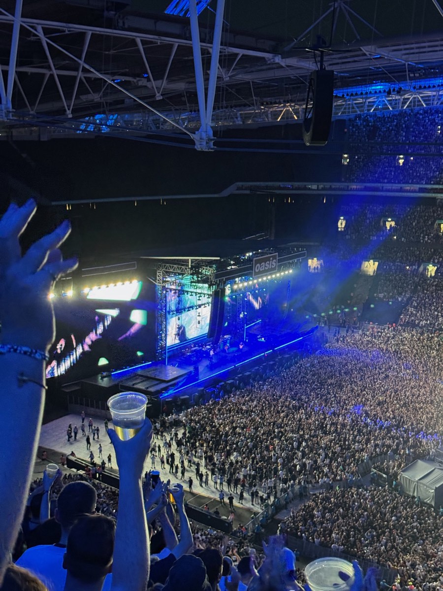Wembley plein, le nom du groupe sur l'écran
