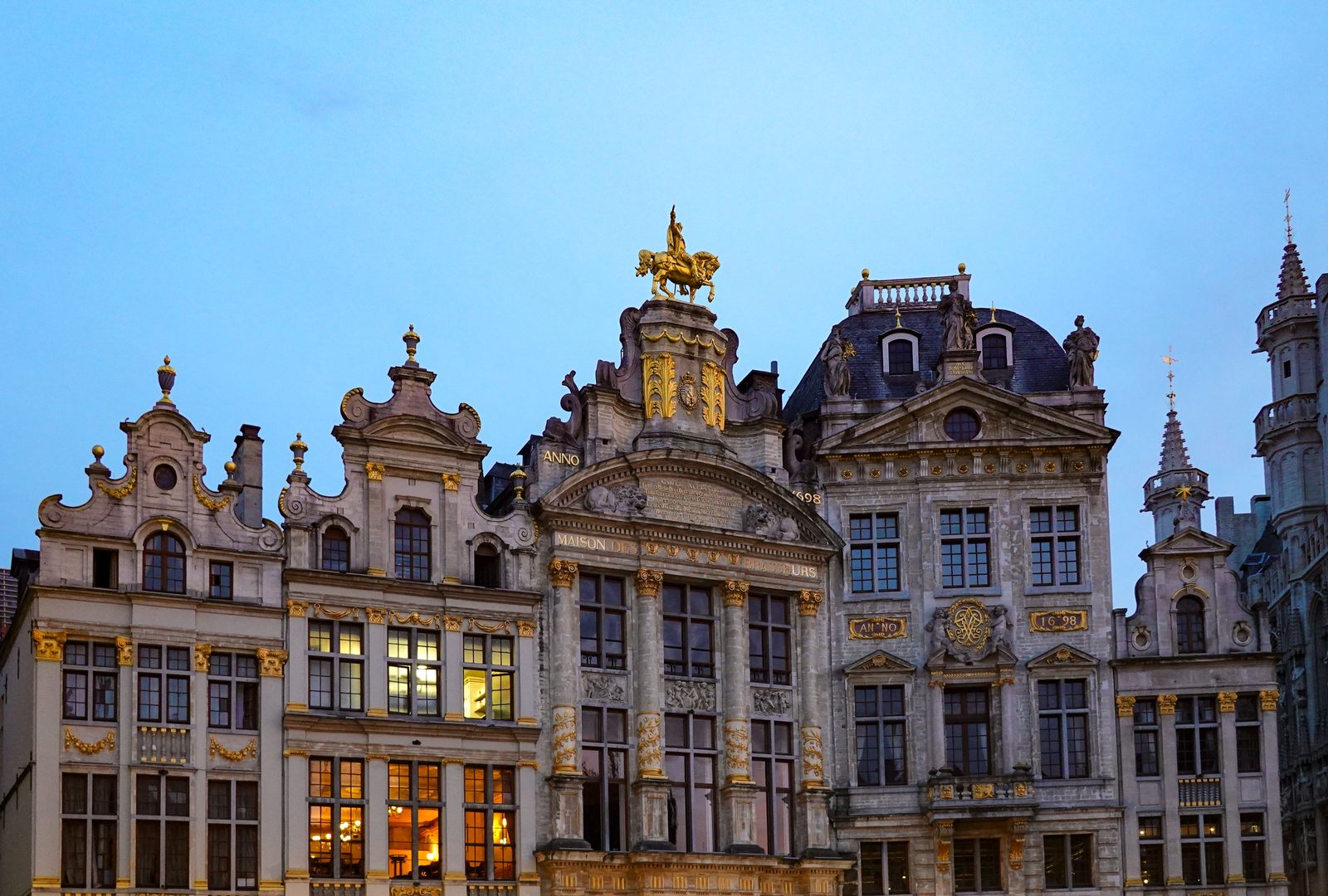 Façades illuminées de la Grand-Place de Bruxelles au crépuscule