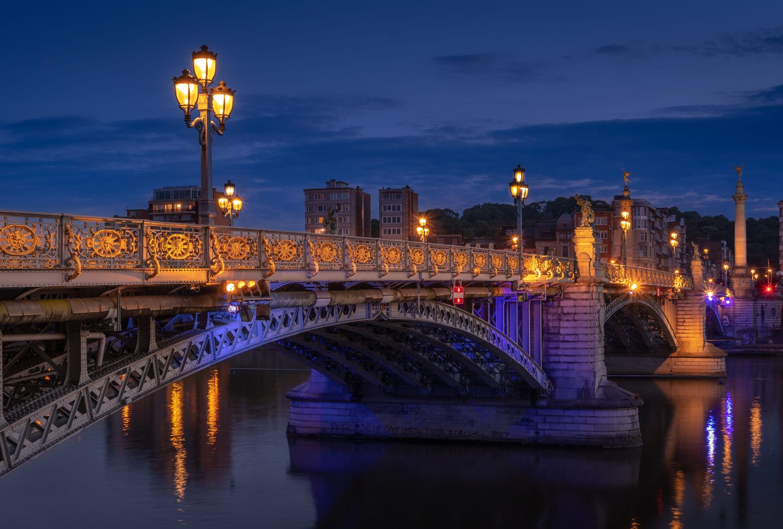 Le pont de Fragnée illuminé sur la Meuse à Liège, à la nuit tombée